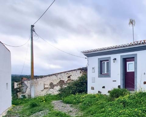 Moradia térrea T1 com ruína e terreno em Alcarias Grandes