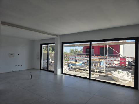 Apartamento T2 rés-do-chão com piscina e jardim privativos em Tavira