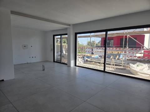 Apartamento T2 rés-do-chão com piscina e jardim privativos em Tavira