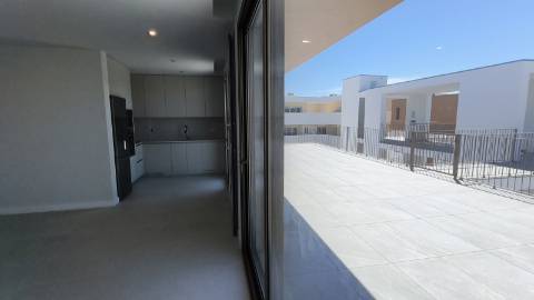 Apartamento T2 em condomínio com piscina e garagem em Cabanas de Tavira