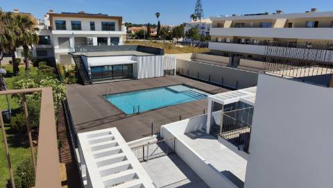 Apartamento T2 em ultimo andar com piscina e garagem em Cabanas de Tavira