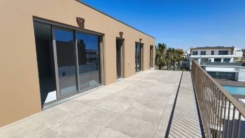 Apartamento T2 em ultimo andar com piscina e garagem em Cabanas de Tavira