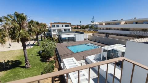 Apartamento T2 em ultimo andar com piscina e garagem em Cabanas de Tavira