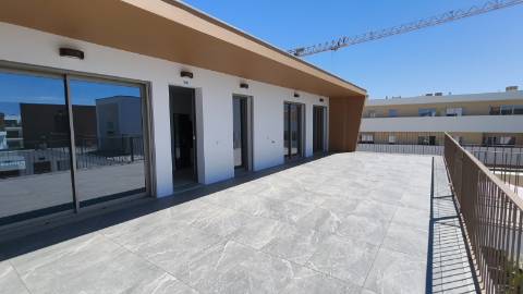 Apartamento T2 em ultimo andar com piscina e garagem em Cabanas de Tavira