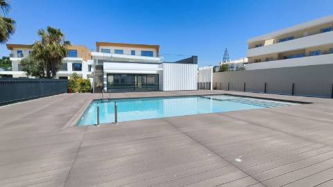 Apartamento T2 com pátios ,piscina e garagem em Cabanas de Tavira
