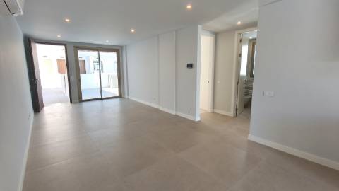 Apartamento T2 com pátios ,piscina e garagem em Cabanas de Tavira