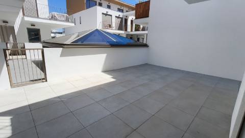 Apartamento T2 com pátios ,piscina e garagem em Cabanas de Tavira