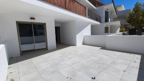 Apartamento T2 com pátios ,piscina e garagem em Cabanas de Tavira