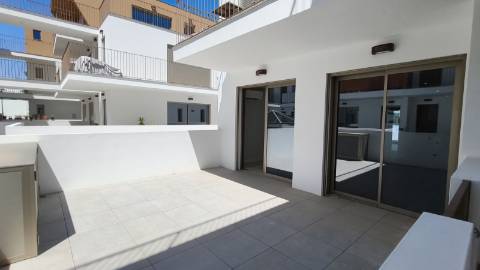 Apartamento T2 com pátios ,piscina e garagem em Cabanas de Tavira