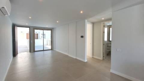 Apartamento T2 com pátios ,piscina e garagem em Cabanas de Tavira
