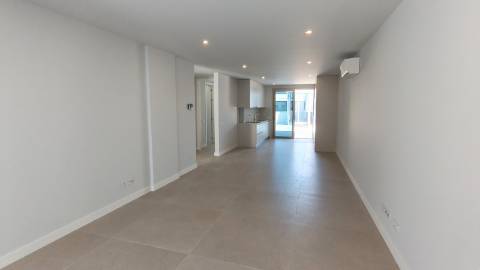 Apartamento T2 com pátios ,piscina e garagem em Cabanas de Tavira