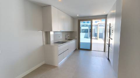 Apartamento T2 com pátios ,piscina e garagem em Cabanas de Tavira