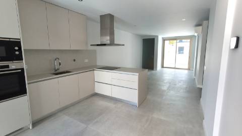 Apartamento T2 com pátios ,piscina e garagem em Cabanas de Tavira