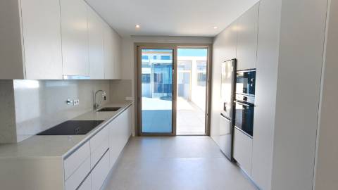 Apartamento T2 com pátios ,piscina e garagem em Cabanas de Tavira