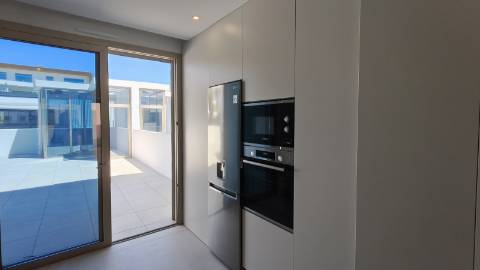 Apartamento T2 com pátios ,piscina e garagem em Cabanas de Tavira