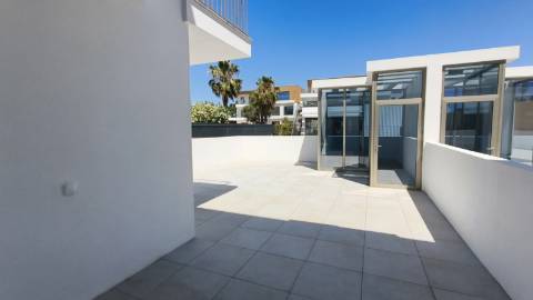 Apartamento T2 com pátios ,piscina e garagem em Cabanas de Tavira