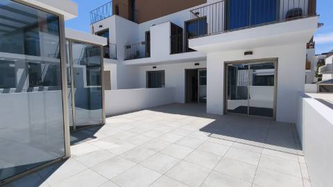 Apartamento T2 com pátios ,piscina e garagem em Cabanas de Tavira
