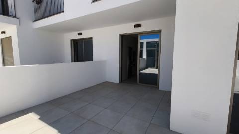 Apartamento T2 com pátios ,piscina e garagem em Cabanas de Tavira