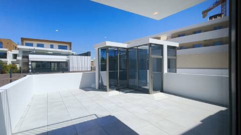 Apartamento T2 com pátios ,piscina e garagem em Cabanas de Tavira