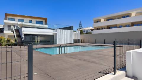 Apartamento T2 com pátios ,piscina e garagem em Cabanas de Tavira