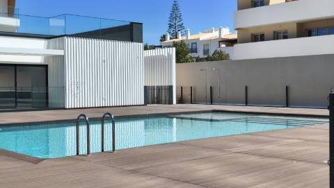 Apartamento T2 com pátios ,piscina e garagem em Cabanas de Tavira