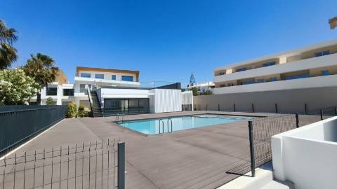 Apartamento T2 com pátios ,piscina e garagem em Cabanas de Tavira