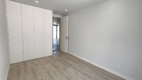 Apartamento T2 com pátios ,piscina e garagem em Cabanas de Tavira