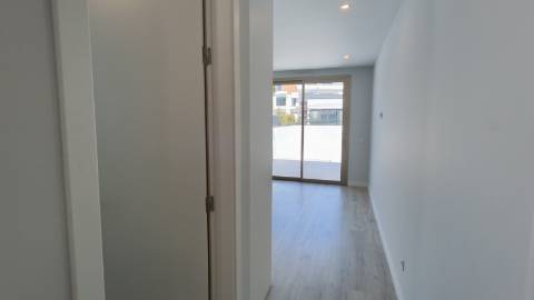 Apartamento T2 com pátios ,piscina e garagem em Cabanas de Tavira