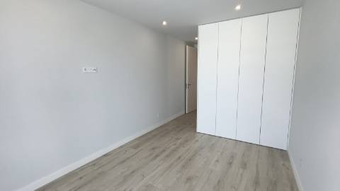 Apartamento T2 com pátios ,piscina e garagem em Cabanas de Tavira