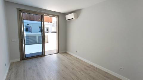Apartamento T2 com pátios ,piscina e garagem em Cabanas de Tavira