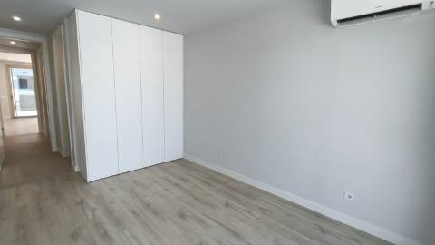 Apartamento T2 com pátios ,piscina e garagem em Cabanas de Tavira