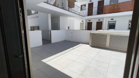Apartamento T2 com pátios ,piscina e garagem em Cabanas de Tavira