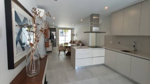 Apartamento T2 rés-do-chão com piscina e garagem em Cabanas de Tavira