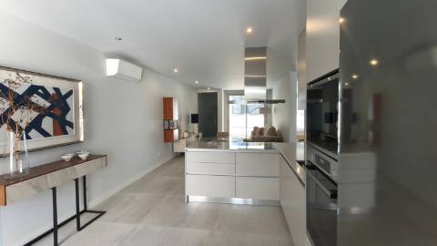 Apartamento T2 rés-do-chão com piscina e garagem em Cabanas de Tavira