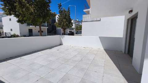Apartamento T2 rés-do-chão com piscina e garagem em Cabanas de Tavira