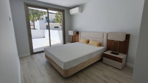Apartamento T2 rés-do-chão com piscina e garagem em Cabanas de Tavira