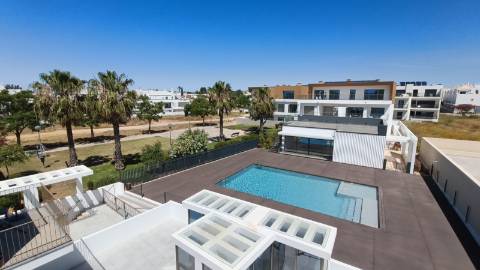Apartamento T2 rés-do-chão com piscina e garagem em Cabanas de Tavira