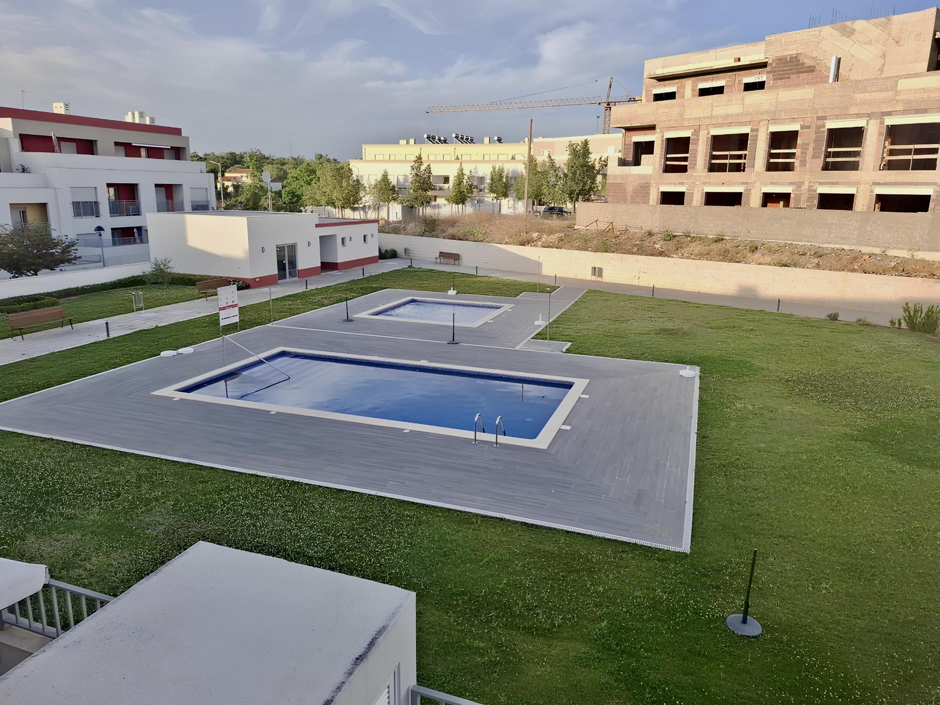 Apartamento T2 com Piscina, Garagem e Vista Desafogada