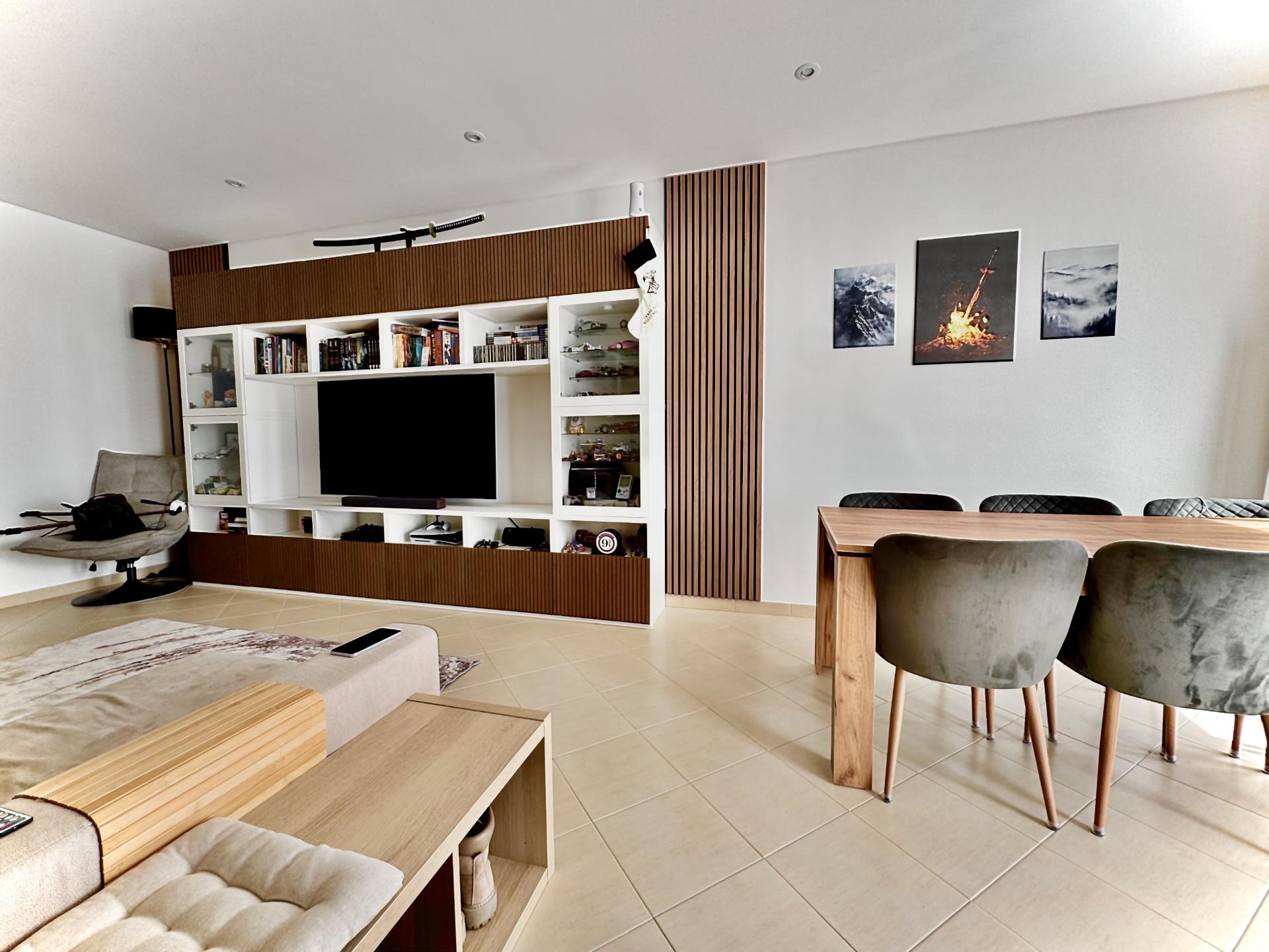Apartamento T2 com Piscina, Garagem e Vista Desafogada
