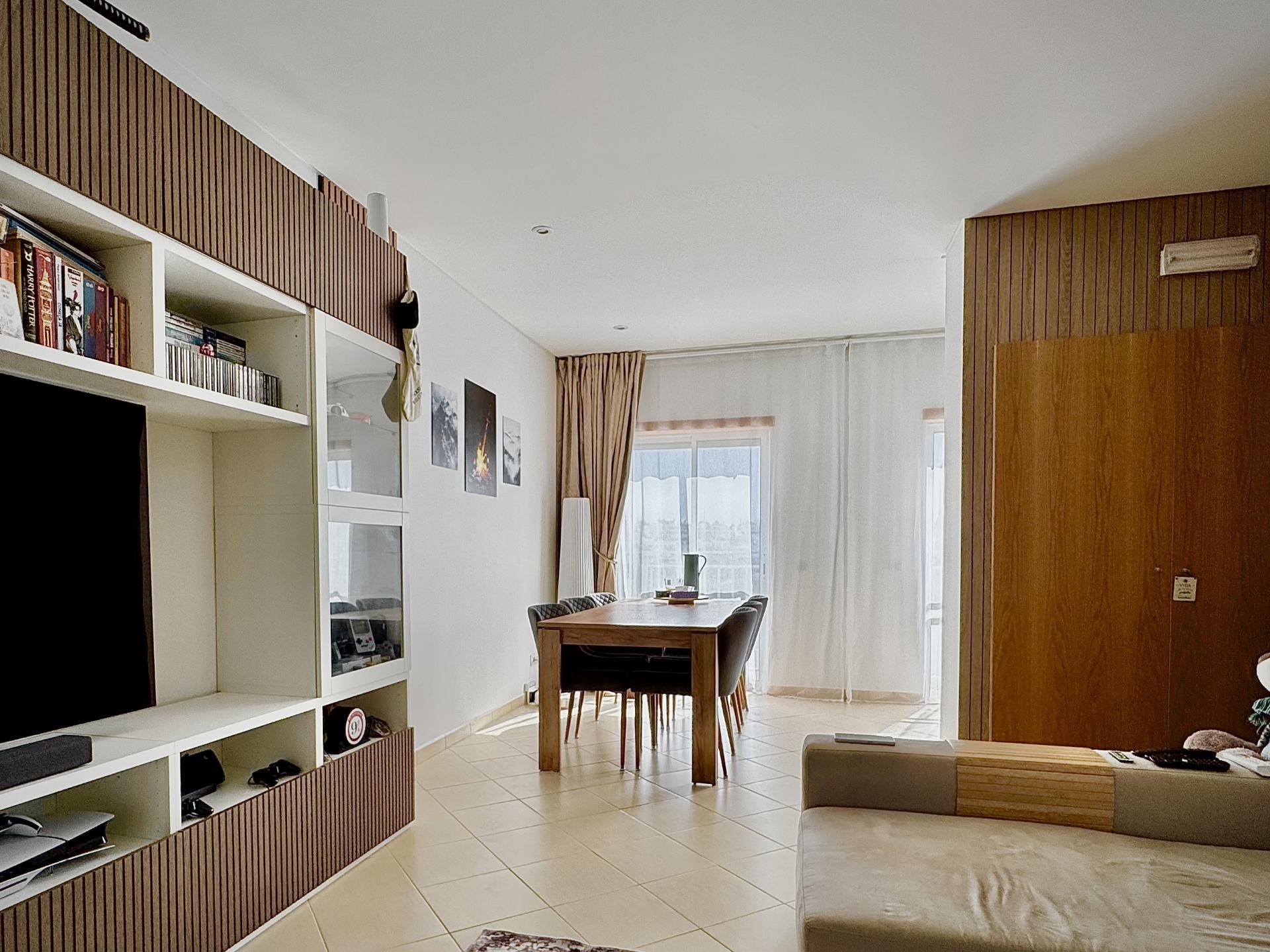 Apartamento T2 com Piscina, Garagem e Vista Desafogada