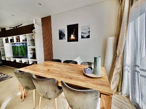 Apartamento T2 com Piscina, Garagem e Vista Desafogada