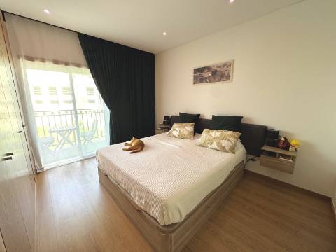 Apartamento T2 com Piscina, Garagem e Vista Desafogada