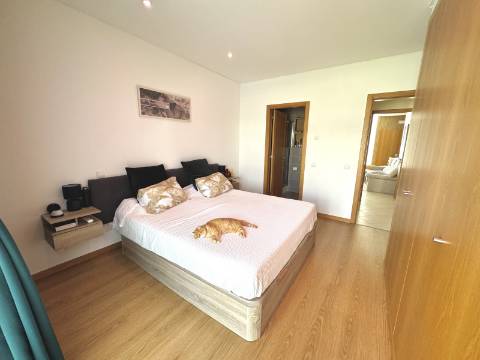 Apartamento T2 com Piscina, Garagem e Vista Desafogada