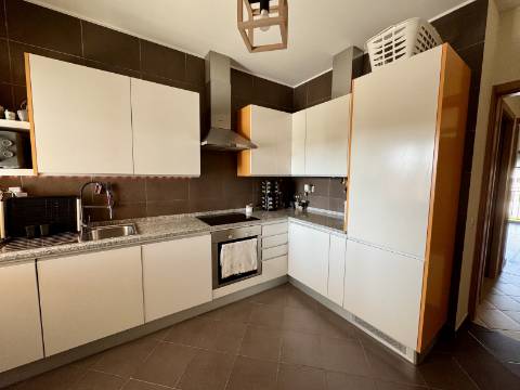 Apartamento T2 com Piscina, Garagem e Vista Desafogada