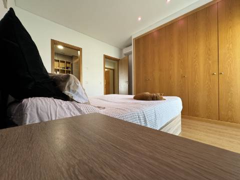 Apartamento T2 com Piscina, Garagem e Vista Desafogada