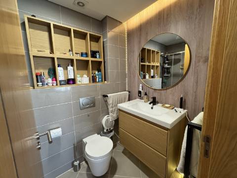 Apartamento T2 com Piscina, Garagem e Vista Desafogada