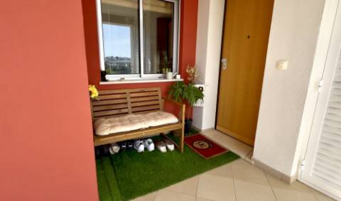 Apartamento T2 com Piscina, Garagem e Vista Desafogada