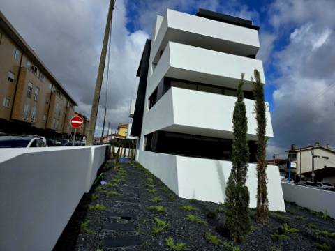 T2 Terraço (152m2) | Lg. Garagem 2 Carros e Arrumos | SÃO COSME
