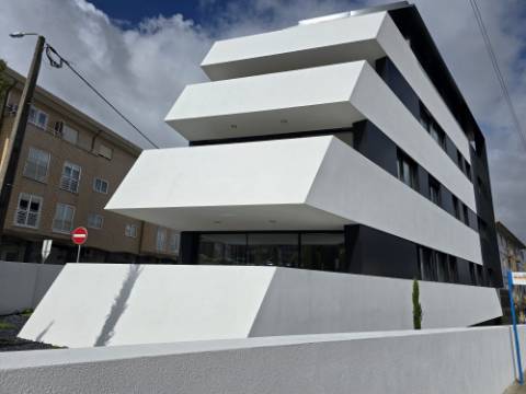T4 Único no Piso | Terraço (48.40m2) | Box 2 Carros e Arrumos | SÃO COSME