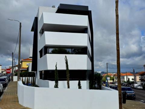 T4 Único no Piso | Terraço (48.40m2) | Box 2 Carros e Arrumos | SÃO COSME